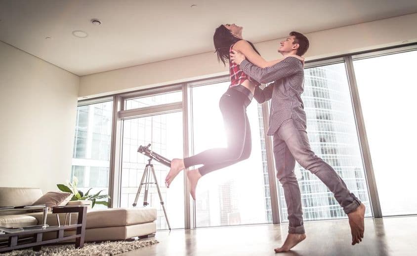 幸福的夫妇搬入新公寓。