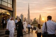 在日落时分下班回家的通勤者。