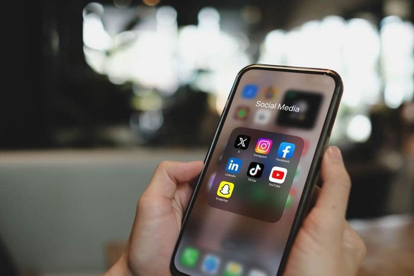 iPhone 15 Pro屏幕上的社交媒体应用图标。