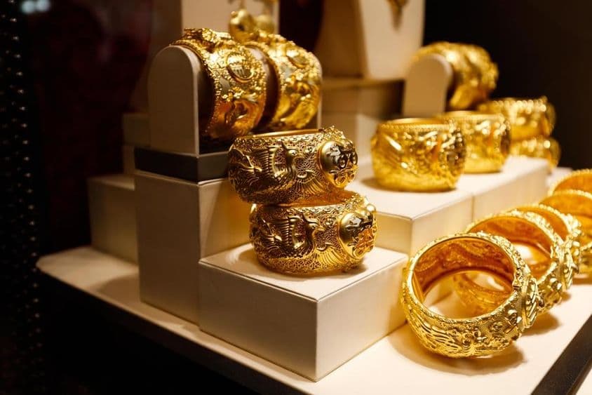 商店橱窗中展示的金饰。