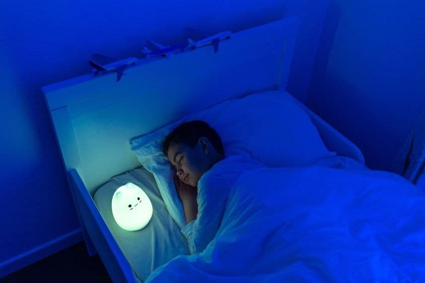 男孩正在LED床灯下睡觉。