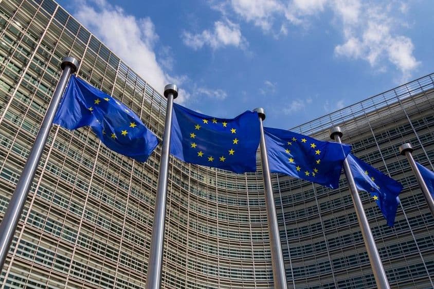 欧盟旗帜在风中飘扬。