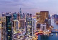 迪拜高速公路交叉口的航拍图