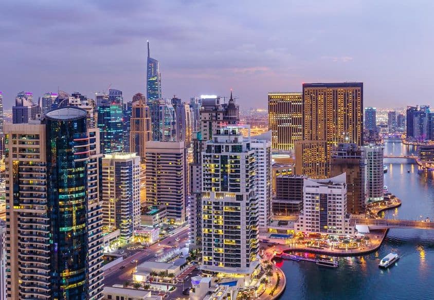 迪拜高速公路交叉口的航拍图