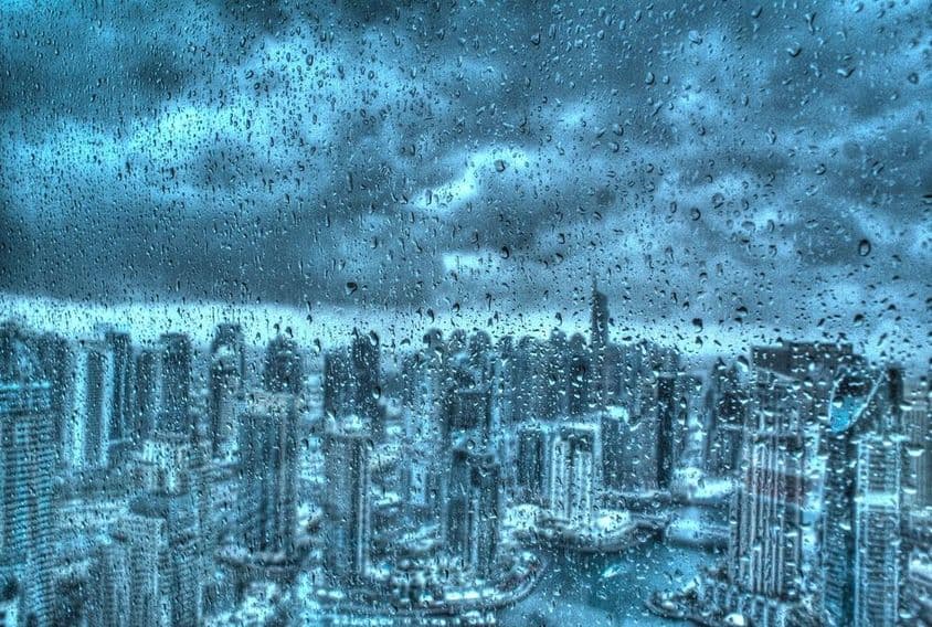 透过窗户看迪拜的雨景。