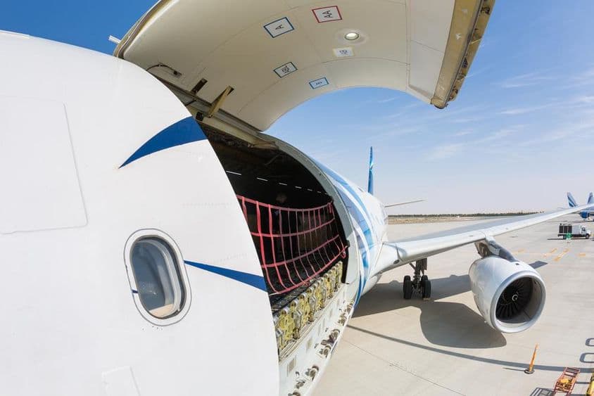 迪拜准备装载货物的货机