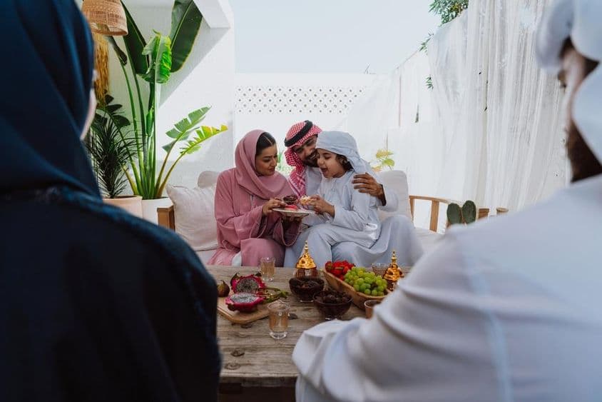 穆斯林家庭在家。