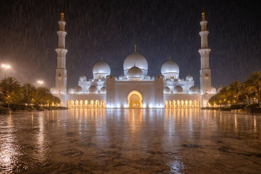 雨夜笼罩下的清真寺