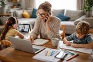 在家工作和照顾孩子