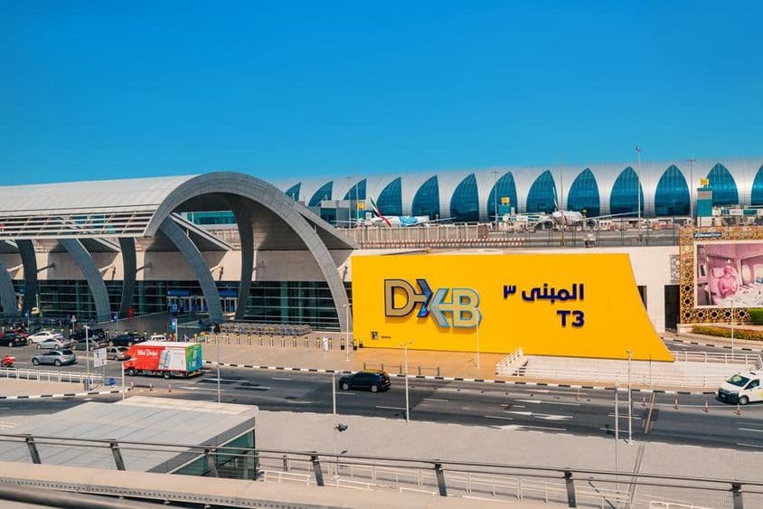 现代迪拜DXB机场航站楼的入口。