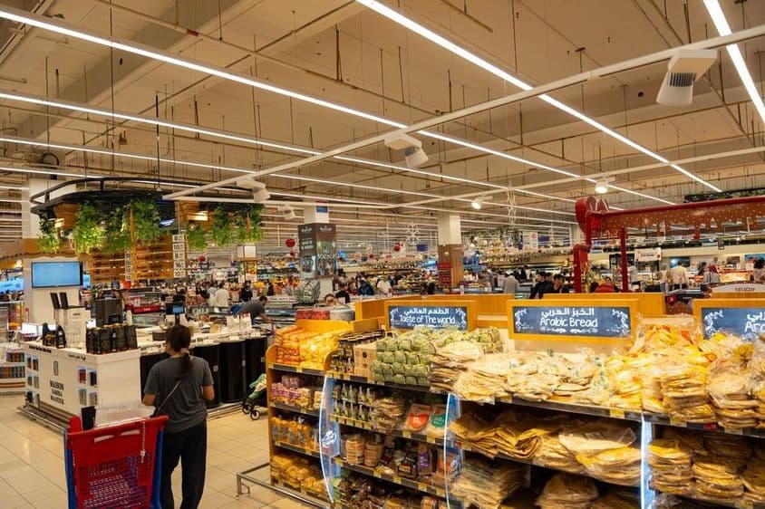 位于迪拜Mall of Emirates购物中心的家乐福超市内的人群