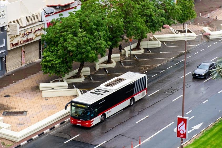 迪拜市内公路上的公交车视图。