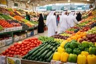 繁忙氛围中的新鲜市场