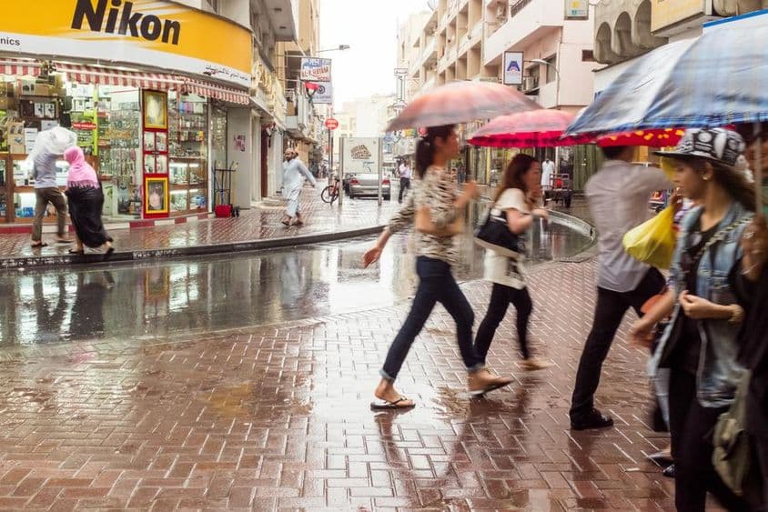 迪拜德拉街道上的罕见雨天