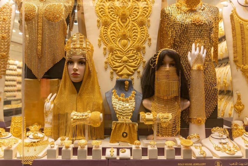 迪拜黄金市场展示柜中的女性珠宝。
