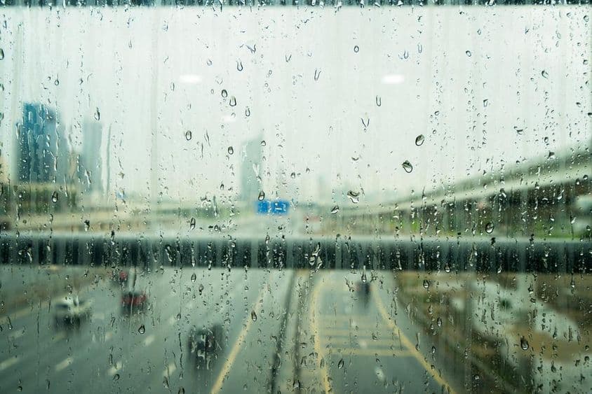 迪拜大雨后玻璃窗上的水滴