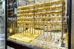 迪拜城市黄金市场的金店展览。