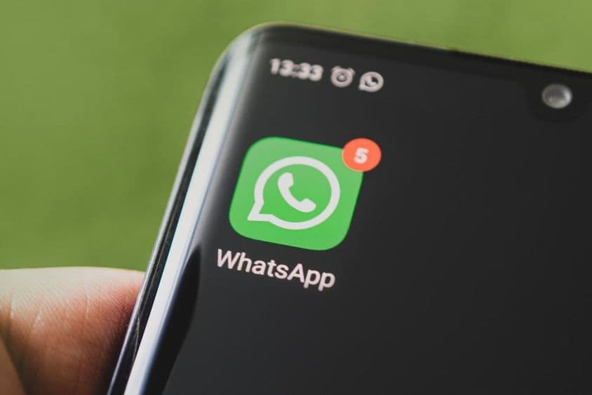 黑色智能手机屏幕上的WhatsApp图标。
