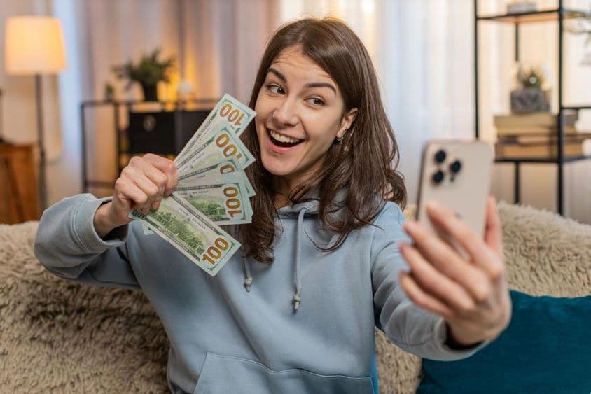 微笑的年轻女博主影响者