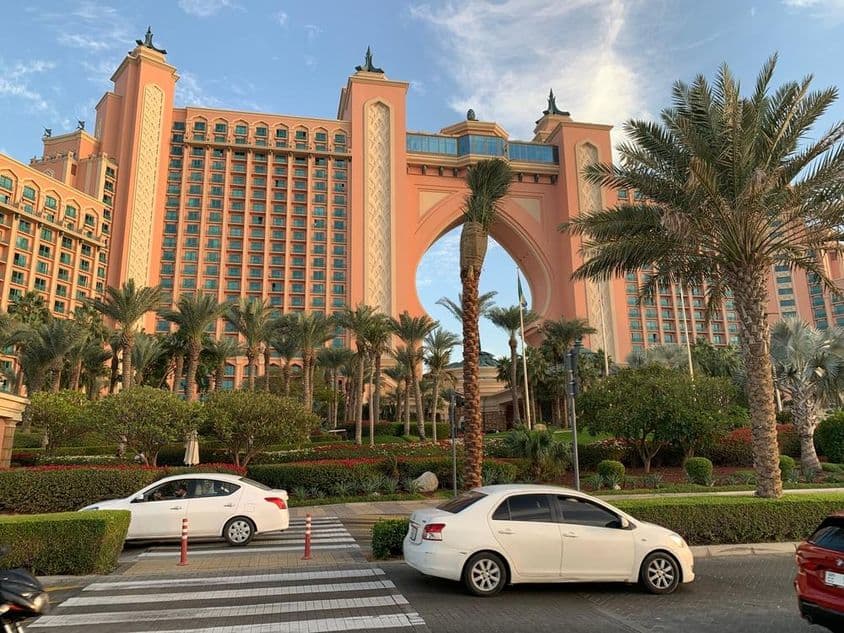 在著名的豪华棕榈岛亚特兰蒂斯酒店前的车流。