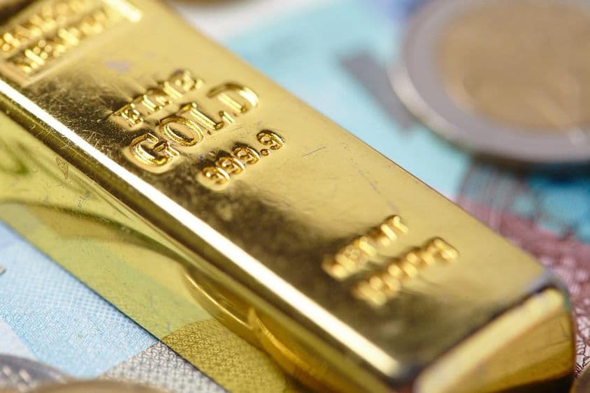 金条置于钞票之上