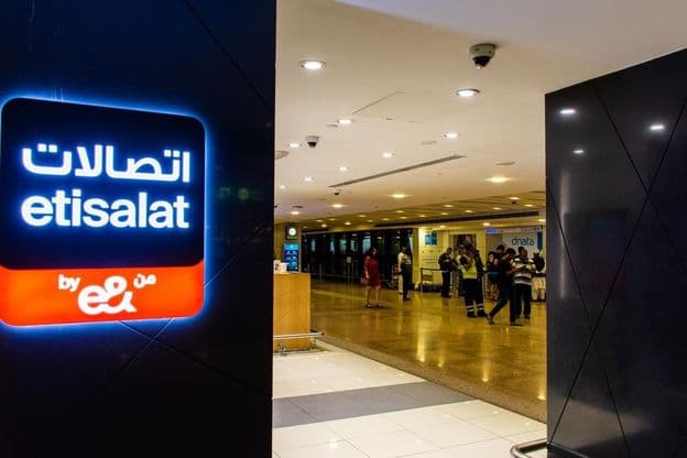 阿联酋迪拜国际机场的Etisalat by e&品牌标志。