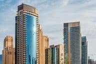 迪拜码头周围摩天大楼中的住宅建筑和酒店。