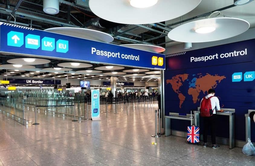 英国和欧洲旅客分别使用的护照控制和入境通道。