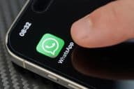手指触碰 WhatsApp 应用图标