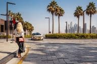 一名女子站在街上等出租车。