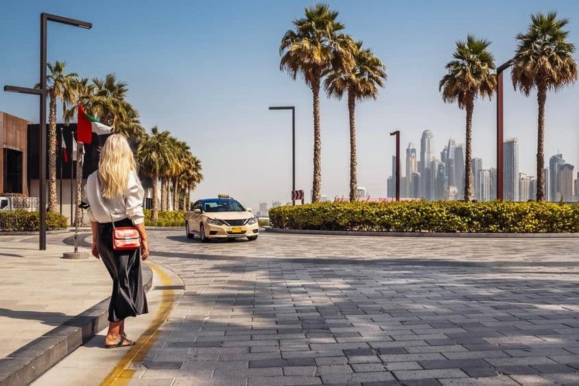 一名女子站在街上等出租车。