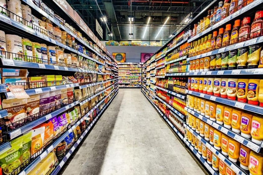 迪拜,阿拉伯联合酋长国,超市货架上的食品展示