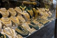 商店橱窗中的黄金饰品
