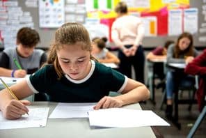 学生在教室里参加考试。