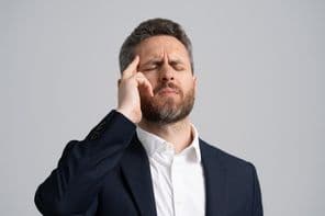 西装革履的男性正头痛。