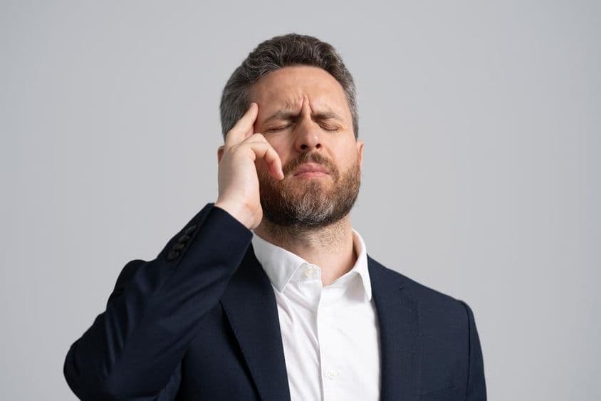 西装革履的男性正头痛。