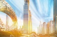迪拜玻璃摩天大楼之间的地铁铁路。