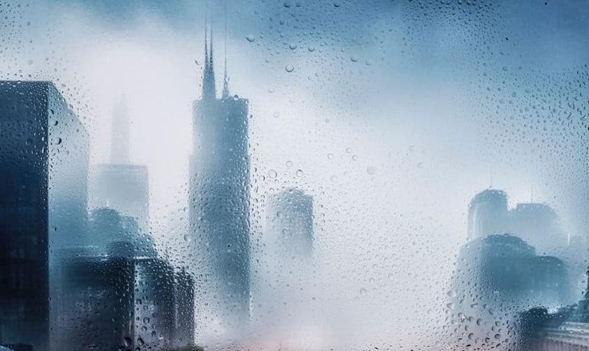 透过窗户观看的雨夜城市景观
