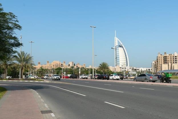 迪拜Umm Suqeim和Jumeira Street的交叉路口。