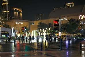 夜晚市中心的行人